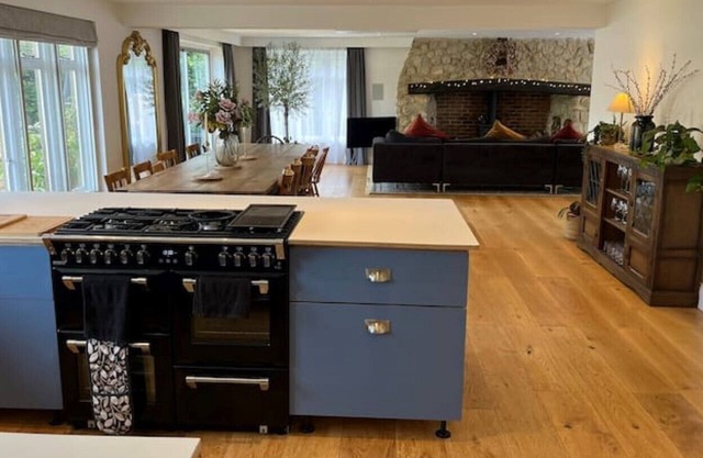 Large 8 bedroom house with entertainment room