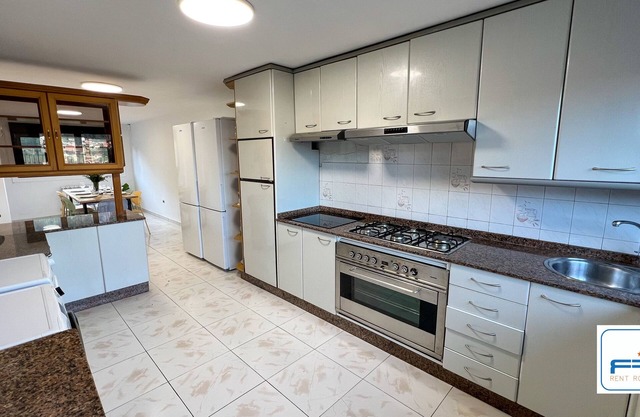Large 9-bedroom house, Cabral.