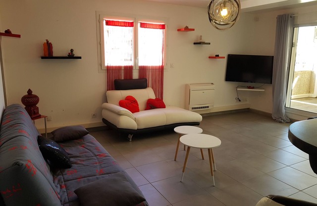 Large air conditioned T3 200 m from the main beach, secure garage