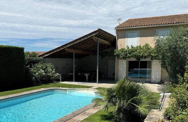 LARGE AIR-CONDITIONED SINGLE-STOREY LOFT, GARDEN, PRIVATE SWIMMING POOL, QUIET LOCATION IN LUBERON