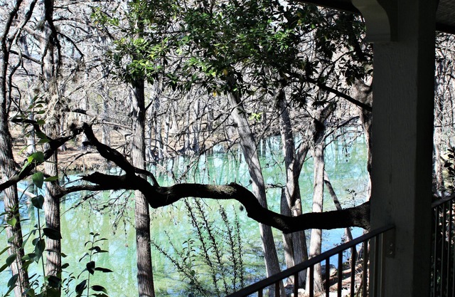 Large and Beautiful Home Directly Overlooking the Frio River