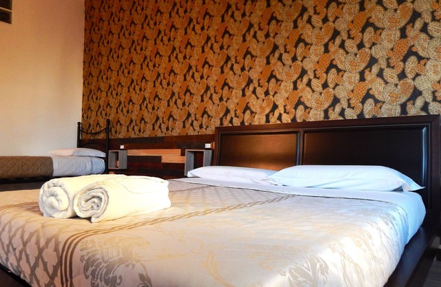 Large and cozy room suitable for both a group of friends and families