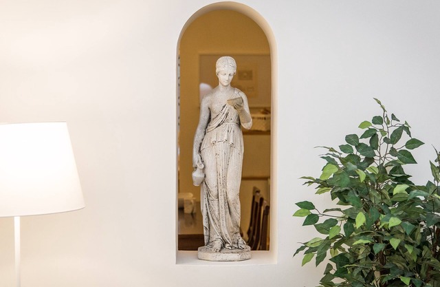 Large apartment located on Via Milazzo, a short walk from Termini Station