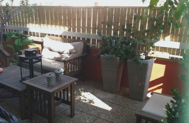 Large apartment quiet, near the port, parking, sleeps 6