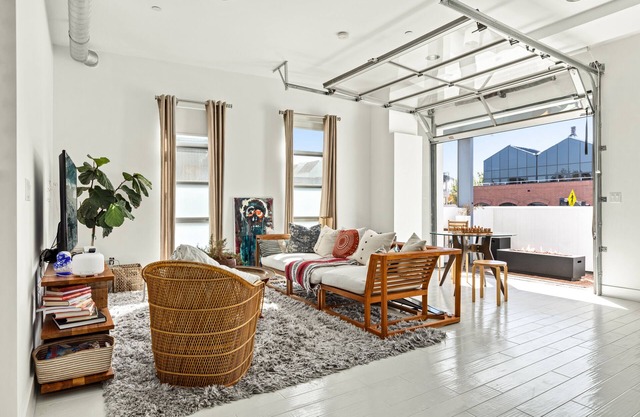 Large artist's loft, 2 blocks from Beach