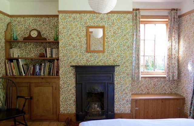 Large Arts & Crafts Cottage with 7 bedrooms in Lymington near the coast