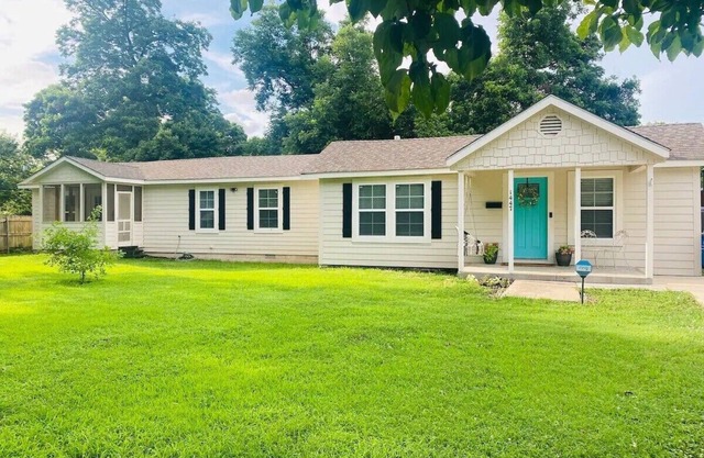Large backyard, minutes from Gathering Place