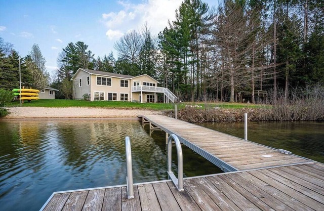 Large Beach Front Property, 3 Kayaks Include!