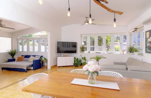 Large Beach House With Bonus