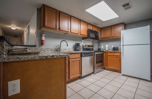 Large Beach Side 2 Bedroom Condo West Beach - Shoreline Towers