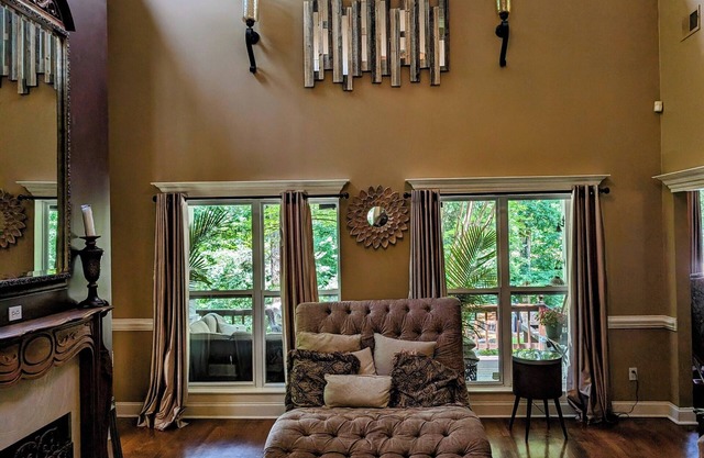 Large, beautiful family retreat - country setting, 15 minutes from Graceland!
