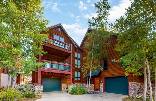 Large & beautiful home with private washer/dryer, fireplace, WiFi & hot tub