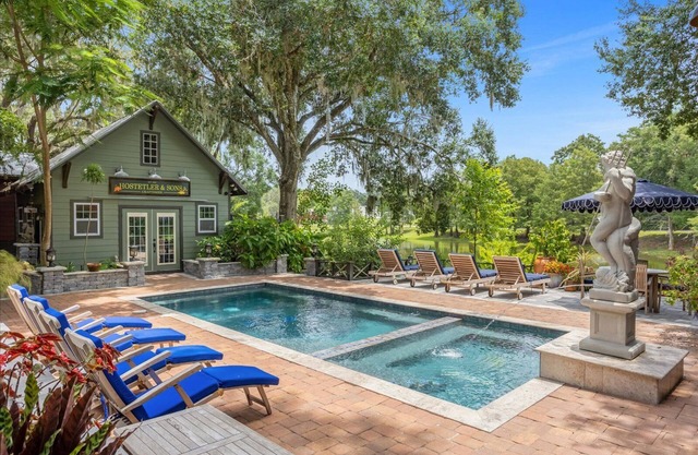 Large, beautiful, very comfortable one bedroom on small lake