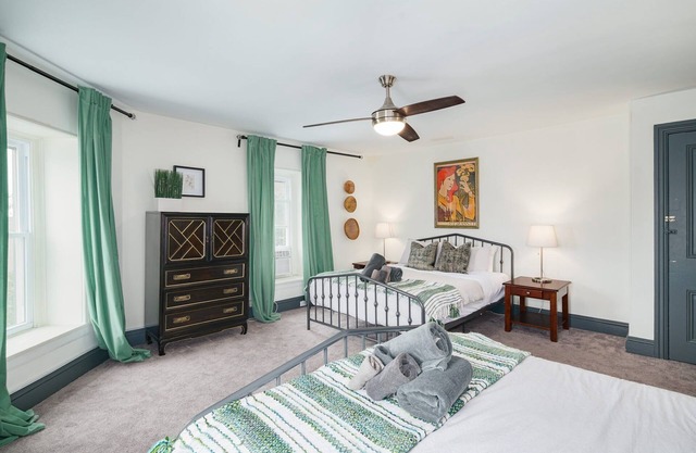 Large Bi-Level in Manayunk – Prime Location!
