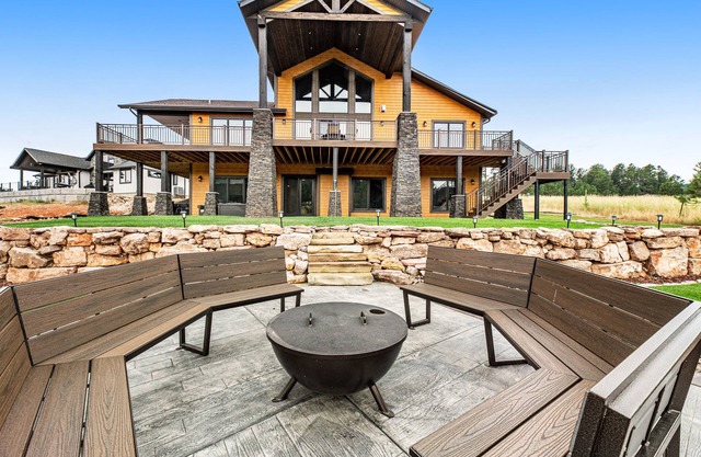 Large Black Hills home near Mount Rushmore with private hot tub & pool table