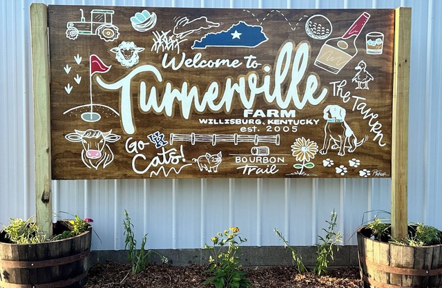 Large Bourbon Trail Farmhouse – Hot Tub, Gift shop, Driving Range & Animals