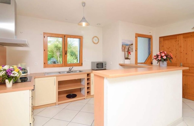 Large bright house, enclosed garden 3 km from the beaches of PLOUHINEC WIFI access