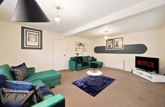 Large Bristol House - Games room&nbsp;-&nbsp;Parking