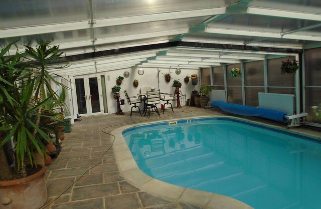 large bungalow near harrogate with hot tub and pool