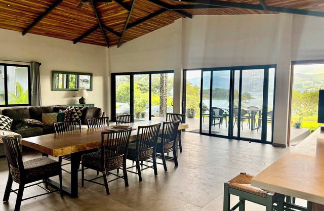 Large comfortable villa #1 view of Lake Arenal, close to volcano Arenal