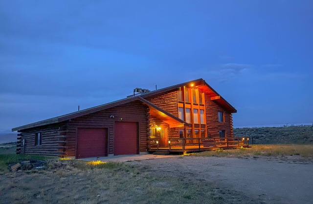 Large cabin with amazing views, mountains, sunsets, and wildlife.n