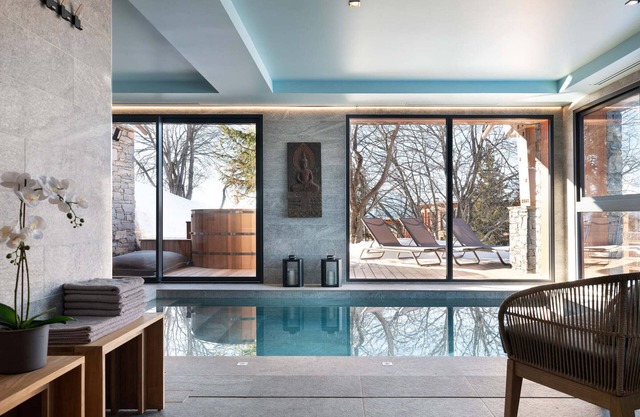 Large chalet with indoor pool, spa and game room