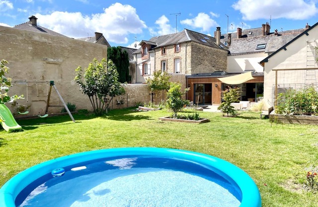 Large charming family home - 7 bedrooms - heart of Laval - up to 10 people