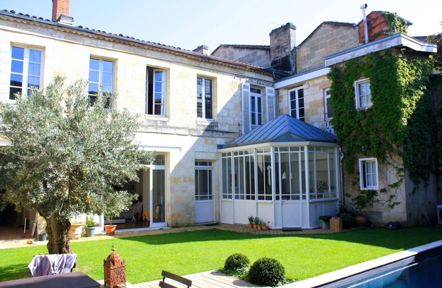 Large charming house with pool in the center of Bordeaux Public Garden