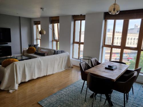 Large city centre 2 bedroom flat