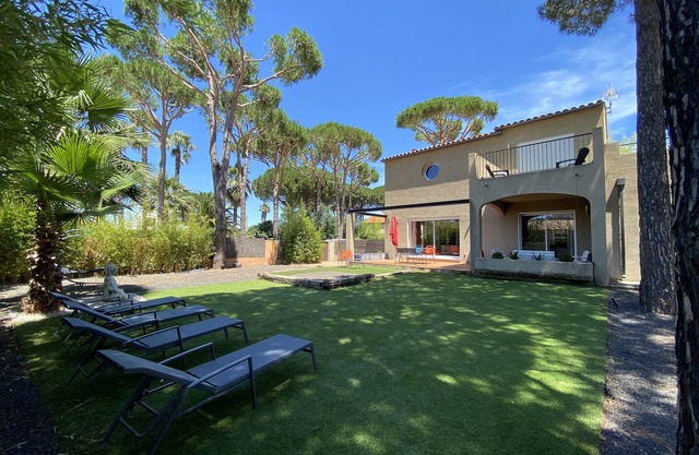 LARGE, COMFORTABLE APARTMENT WITH POOL