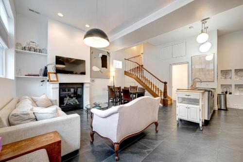 Large Condo with Outdoor Deck in Historic Chicago District home