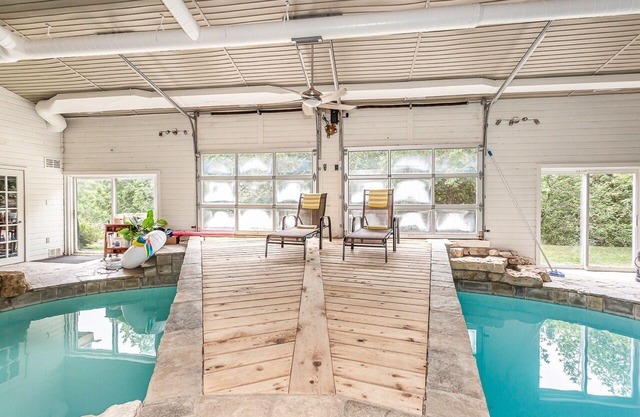 Large cottage with Water front, Heated Pool, sauna, 4 family rooms