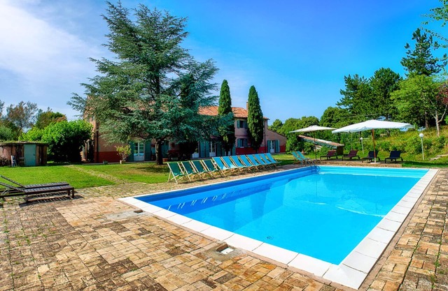 Large country house with private swimming pool and tennis court, 12 hectares