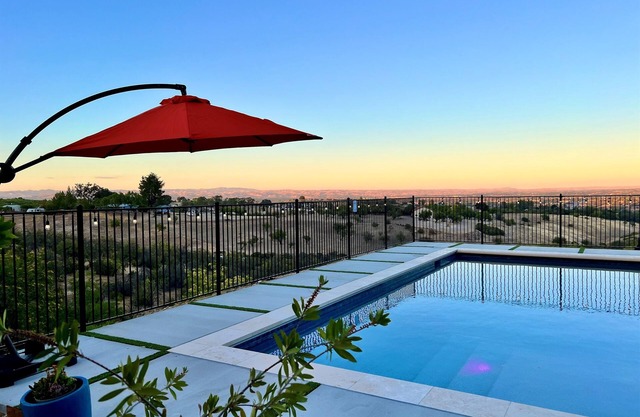 Large Cozy Estate w/VIEWS! 5 Min to Downtown