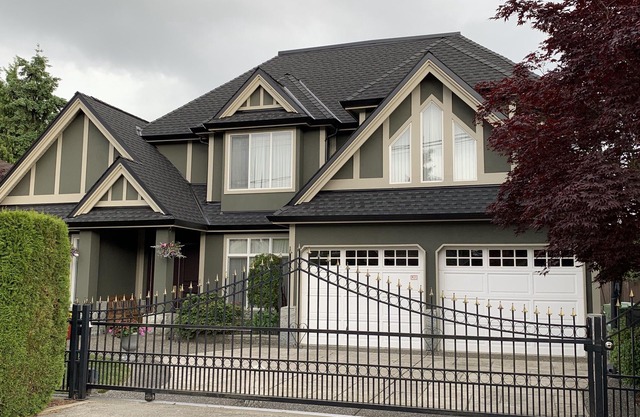 Large cozy room in central Richmond w. separate entrance