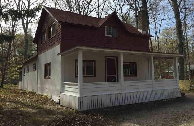 Large Crystalia Cottage along Famous M22 Vacation Corridor