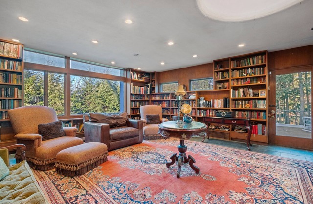 Large Dartmouth Home w/Outdoor Pool-Perfect for alumni, future students, and summer vacation!
