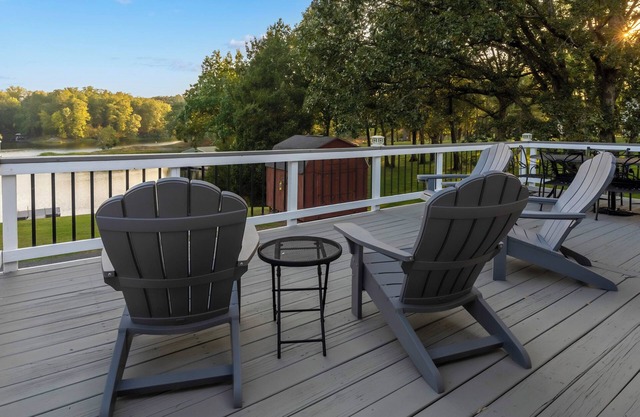 Large Deck for the Family, Few Steps to the Lake