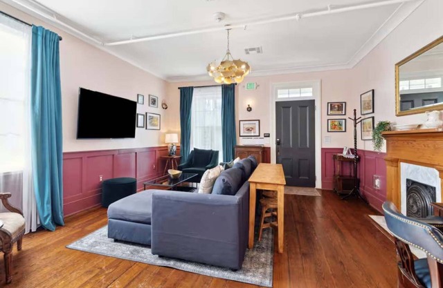 Large Designer Suite Steps to Downtown & Streetcar