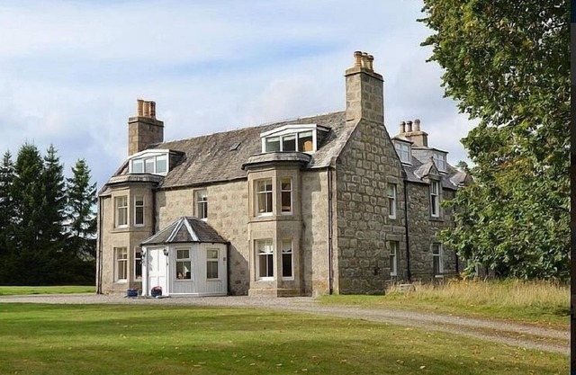 Large Detached Stone House Dating From 1790 Set In 2.5 Acres Of Private Grounds