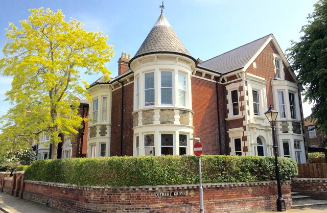 Large Detatched Victorian Villa in Southsea - 6 Bed 12 guests - for families