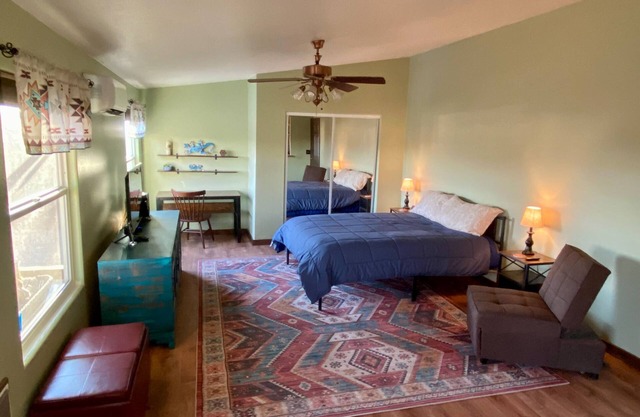 Large Efficiency Apartment w/Kitchenette, Laundry & Screened Porch