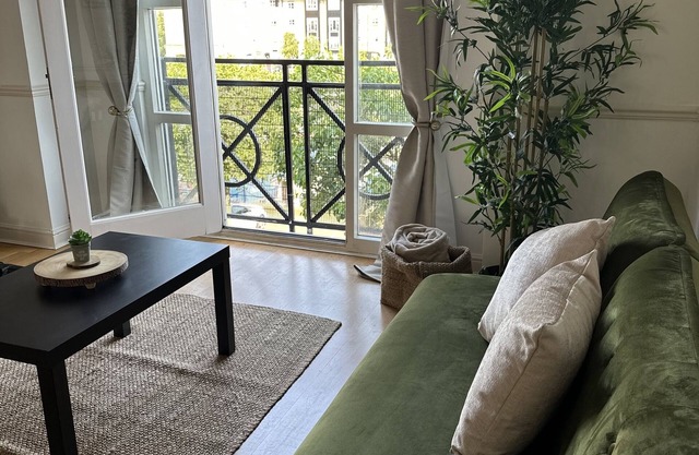 Large Ensuite Marina View Apartment