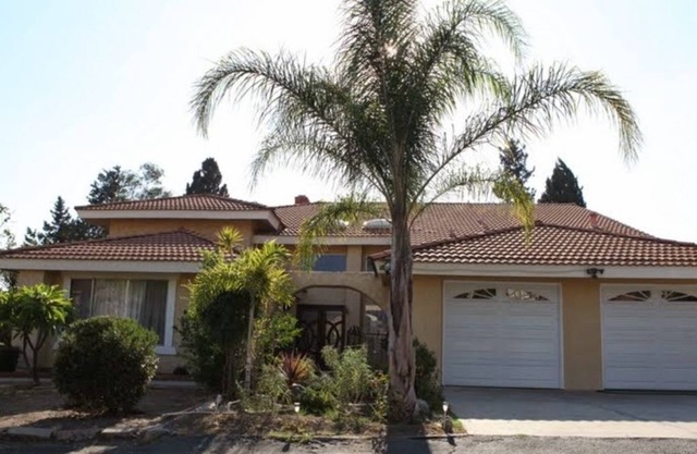 Large Estate Home with lap pool (5 bed, 3 bathroom, 2 living rooms, backyard)