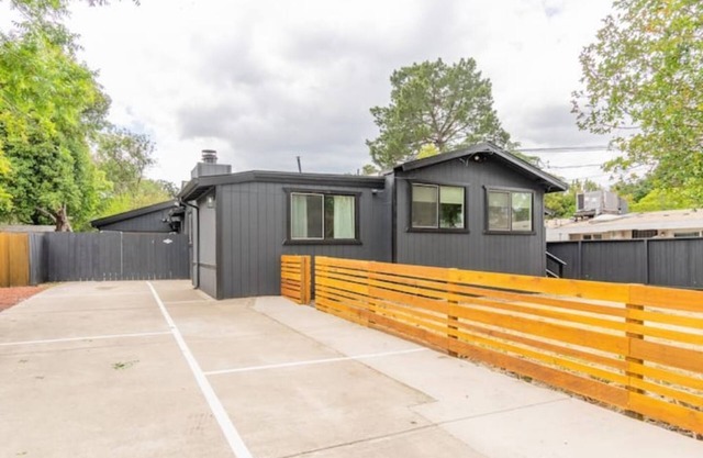 Large families/friends group: 6 bedroom w/3 bathrooms