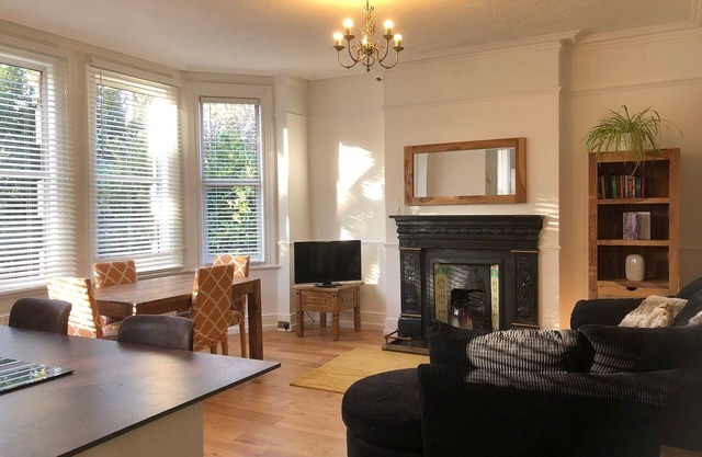 Large family bedroom apt in quiet area with good access to Central London