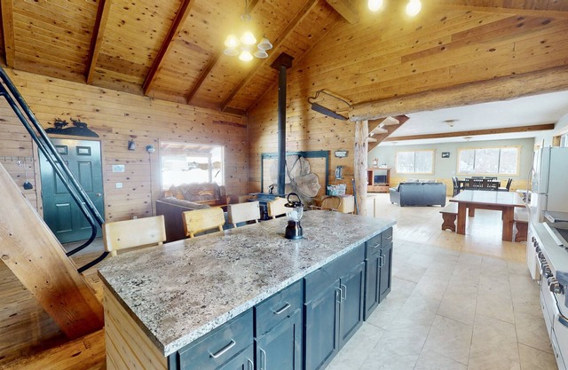 Large Family Cabin with Commercial Kitchen and Lot of Sleeping Options