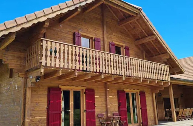 Large family chalet facing the mountains