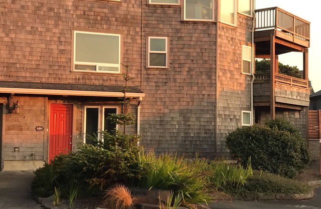 Large family-friendly home; Walk to Bella Beach; Ocean View; Hot Tub