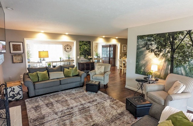 Large Family Gathering Home: Indoor Hot Tub! Sleeps 15